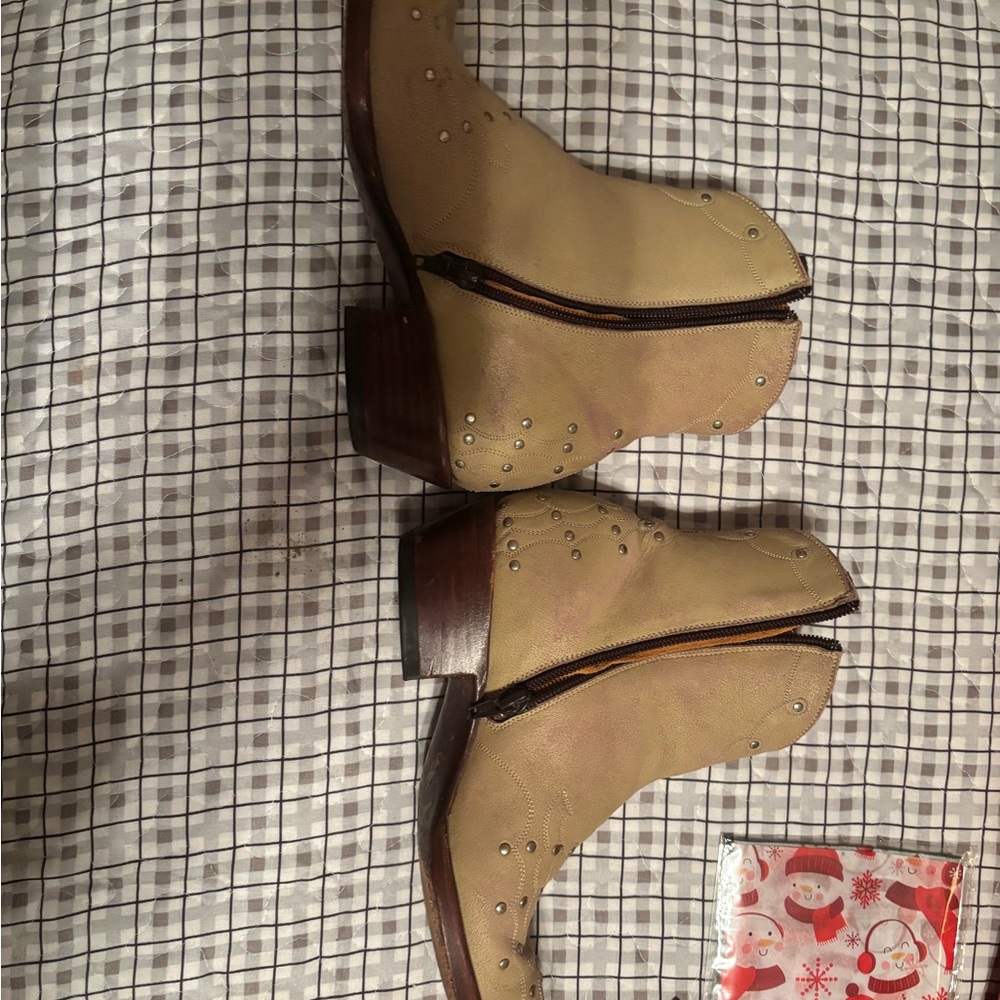 The old gringo boots size 6 1/2 still in beautiful condition.